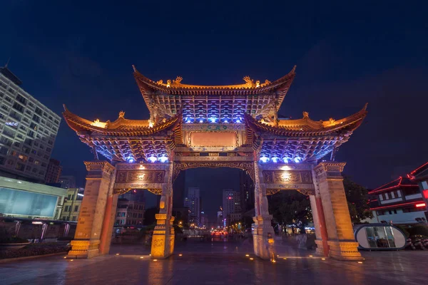 Das Tor Des Dorfes Yunnan Nationalitäten Und Viele Menschen Besuchen — Stockfoto