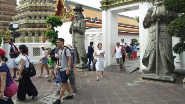 Bangkok Thailand 2018 Tourist Spaziert Durch Thailändischen Tempel Bangkok Thailand — Stockvideo