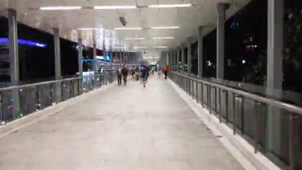 Skara Människor Downtown Skywalk Bangkok Thailand — Stockvideo