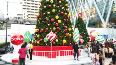 Bangkok, Tayland Bangkok Tayland: Kasım 17.2018:People Noel etrafında yürüyüş dekore