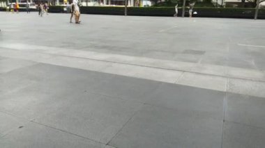 Hızlandırılmış yerde yürüyen insan.