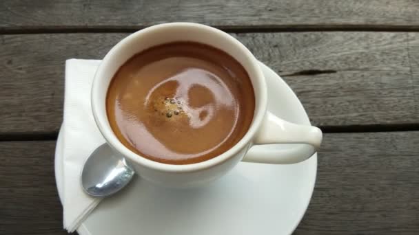 木制背景的一杯咖啡 — 图库视频影像
