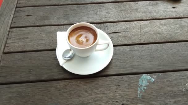 Una Taza Café Sobre Fondo Madera — Vídeo de stock