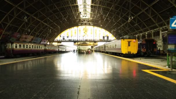 曼谷火车站 华兰蓬站 在泰国曼谷最大和最繁忙的火车站的延时 — 图库视频影像
