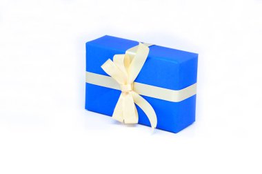 İzole üzerinde beyaz zemin üzerine mavi hediye kutusu. 