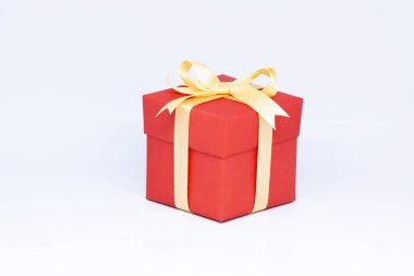 İzole üzerinde beyaz zemin üzerine kırmızı hediye kutusu. 