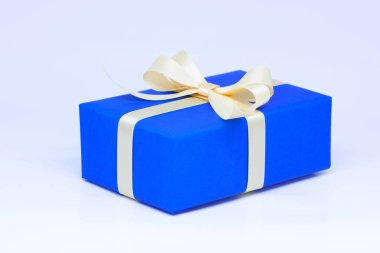 İzole üzerinde beyaz zemin üzerine mavi hediye kutusu. 