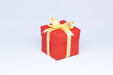 İzole üzerinde beyaz zemin üzerine kırmızı hediye kutusu. 