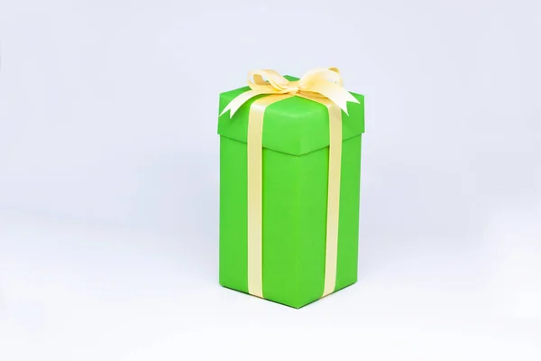 分離の白い背景の上の緑のギフト ボックス — ストック写真