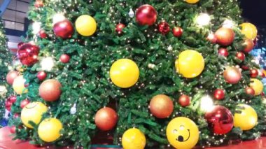 Güzel dekore edilmiş Noel ağacı. Tatil arkaplanı