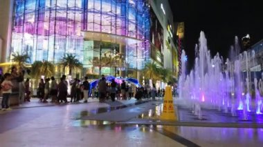 Bangkok Tayland: Aralık 12.2018: Gece lambası Siam Paragon Alışveriş Merkezi Siam gökyüzü yakınındaki tren istasyonuna Bangkok, Tayland.