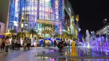 Bangkok Tayland: Aralık 12.2018: Zaman atlamalı gece ışık Siam Paragon Alışveriş Merkezi Siam gökyüzü yakınındaki tren istasyonuna Bangkok, Tayland.