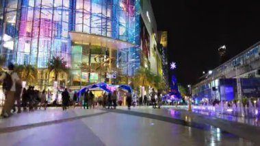 Bangkok Tayland: Aralık 12.2018: Zaman atlamalı gece ışık Siam Paragon Alışveriş Merkezi Siam gökyüzü yakınındaki tren istasyonuna Bangkok, Tayland.