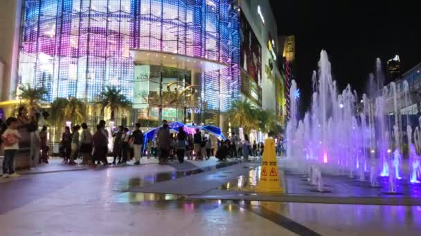 バンコク 2018 サイアム空近くのサイアム パラゴン ショッピング モールで夜の光列車バンコク タイの駅 — ストック動画