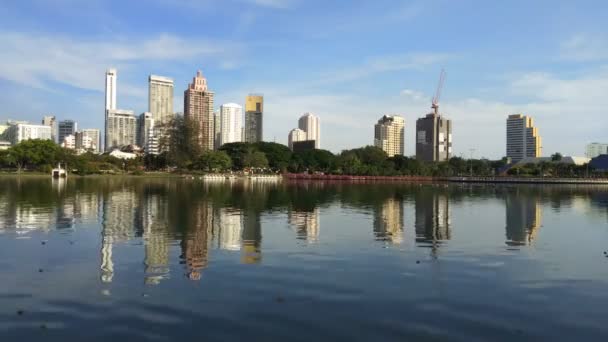 방콕의 비즈니스 지구에 Benjakiti 공원의 — 비디오