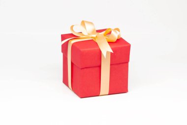 İzole üzerinde beyaz zemin üzerine kırmızı hediye kutusu.