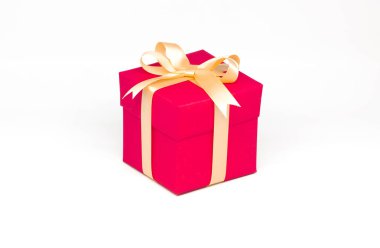 İzole üzerinde beyaz zemin üzerine pembe hediye kutusu.