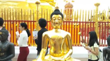 Chiang Mai.Thailand: Aralık 10.2018: altın Buddha heykeli Wat Phra bu DOI Suthep, Chiang Mai Tayland