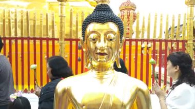 Chiang Mai.Thailand: Aralık 10.2018: altın Buddha heykeli Wat Phra bu DOI Suthep, Chiang Mai Tayland