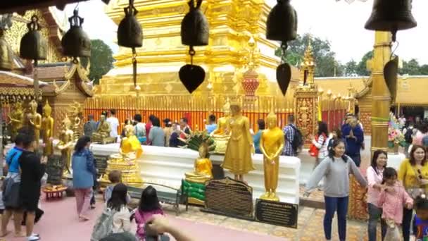 泰国清迈 2018年12月8日 游客在泰国清迈的泰国寺庙周围散步 — 图库视频影像