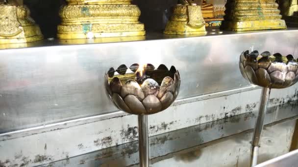 Lampada Olio Con Fiamma Nel Tempio Tailandese — Video Stock