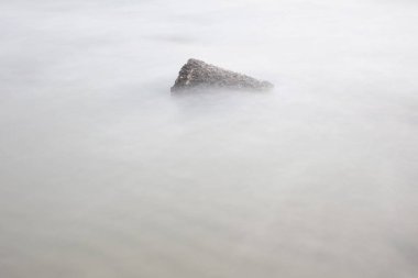 uzun süre deniz ve kayalara maruz kalmış..