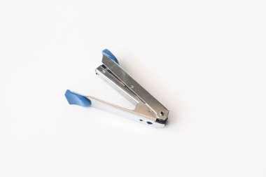 beyaz izole mavi Tel zımba.