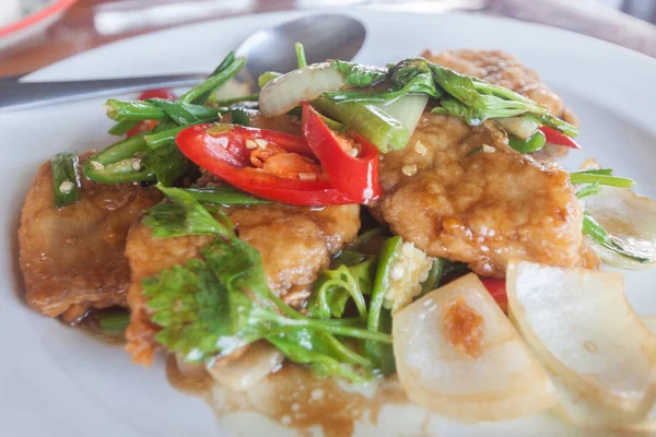 Makanan Thailand Aduk Ikan Goreng Dengan Cabai Dan Bawang — Stok Foto