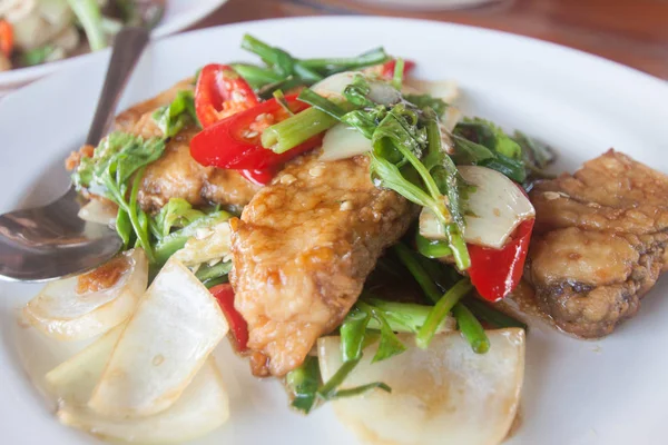 อาหารไทย ดปลาทอดก บพร กและห วหอม — ภาพถ่ายสต็อก
