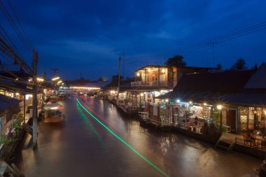 Yüzen Pazar gece Amphawa, Samut Songkhram, Tayland.
