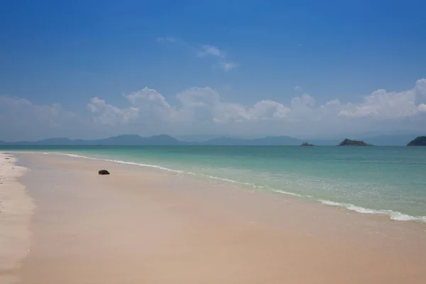 Bellissimo mare e cielo azzurro al mare delle Andamane, Thailandia — Foto Stock