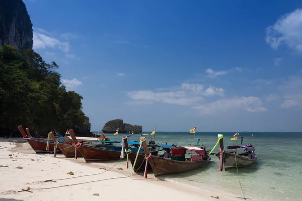 Barco tailandés tradicional de cola larga en la isla de Poda, Tailandia — Foto de Stock