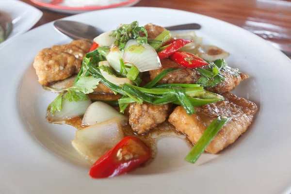 Cucina tailandese, mescolare il pesce fritto con peperoncino e cipolla . — Foto Stock