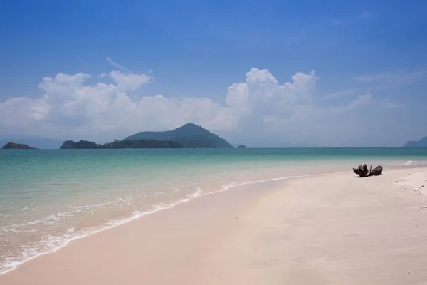 Hermoso mar y cielo azul en el mar de Andamán, Tailandia — Foto de Stock