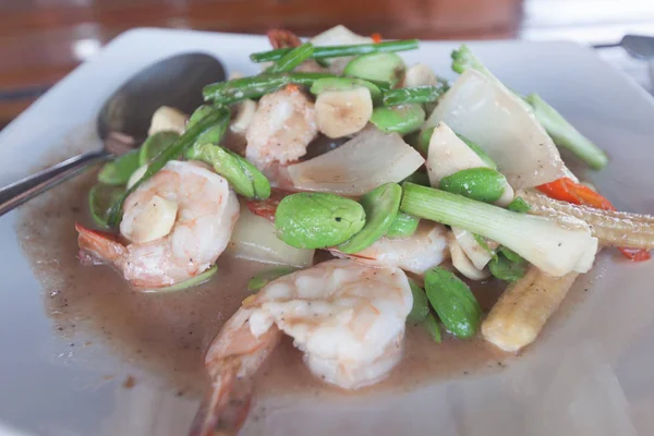 Udang dengan kacang bau adalah makanan Thailand yang lezat . — Stok Foto