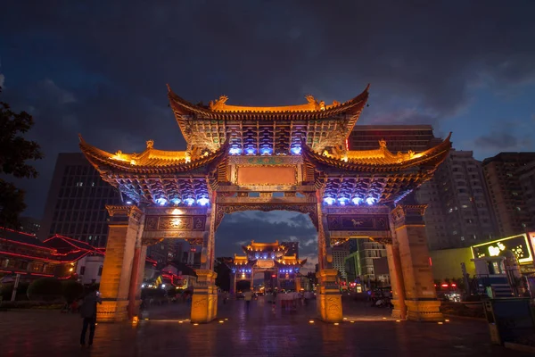 Das Tor des Yunnan Nationalitäten Dorf und viele Menschen sind vis-à-vis — Stockfoto