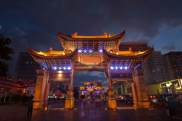 La puerta de la aldea de las nacionalidades de Yunnan y mucha gente está vis —  Fotos de Stock