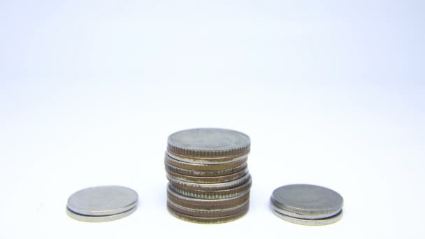Münzen Auf Stapel Auf Weißem Hintergrund — Stockvideo