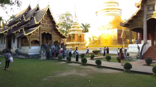 Chiang Mai Thailand December 2018 Tourist Walking Thai Temple Chiang — Stock Video