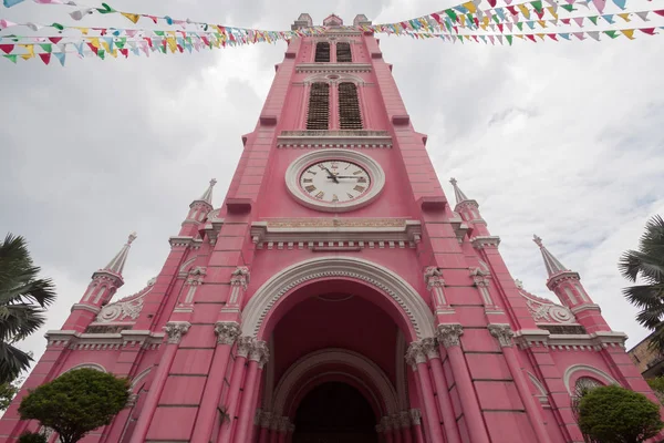Εκκλησία του ταν Ντινκ-η ροζ καθολική εκκλησία στην πόλη Χο Τσι Μινχ, — Φωτογραφία Αρχείου