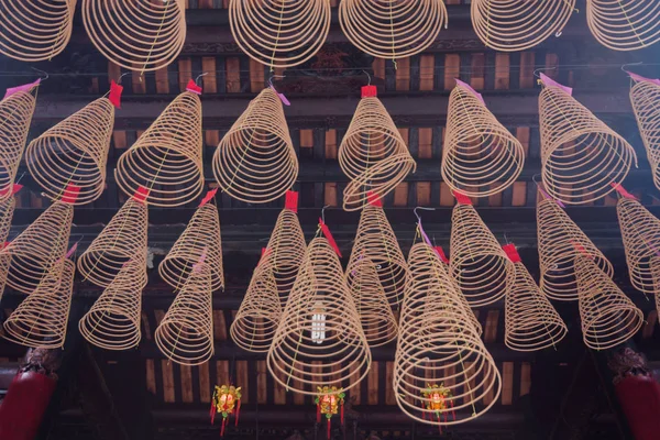 Спиральный ладан в храме Тьен-Хау в Хошимине, Вьетнам — стоковое фото
