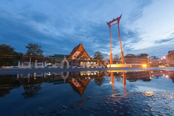 Giant swing i Suthat Temple w czasie zmierzchu, w Bangkoku T — Zdjęcie stockowe