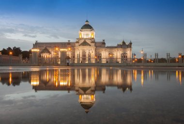 Yansıma Anantasamakhom taht salonu Bangkok, Tayland.