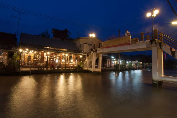 Pływających rynku w nocy w Samut Songkhram, Amphawa, Tajlandia. — Zdjęcie stockowe