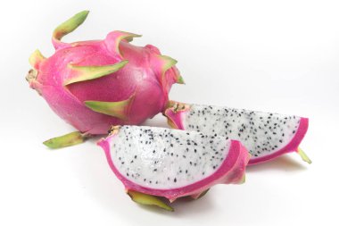 Beyaz arkaplanda Ejder Meyvesi izole.