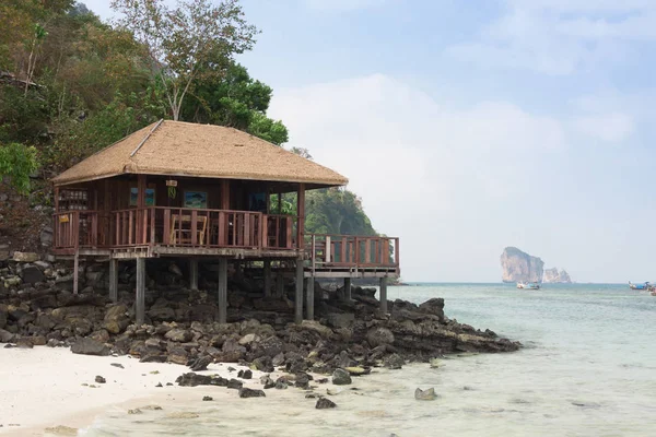 Hut on the beach. — Stock Photo, Image