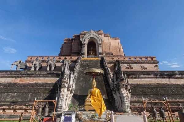 Templo Wat Chedi Luang en Chiang mai, Tailandia —  Fotos de Stock