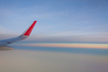 Bulutların üzerinde uçan uçağın kanadı .