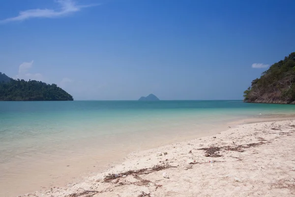 Tropischer Strand am andamanischen Meer, Thailand — Stockfoto