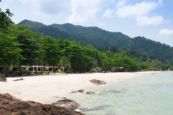 Bellissimo mare e cielo azzurro al mare delle Andamane, Thailandia — Foto Stock